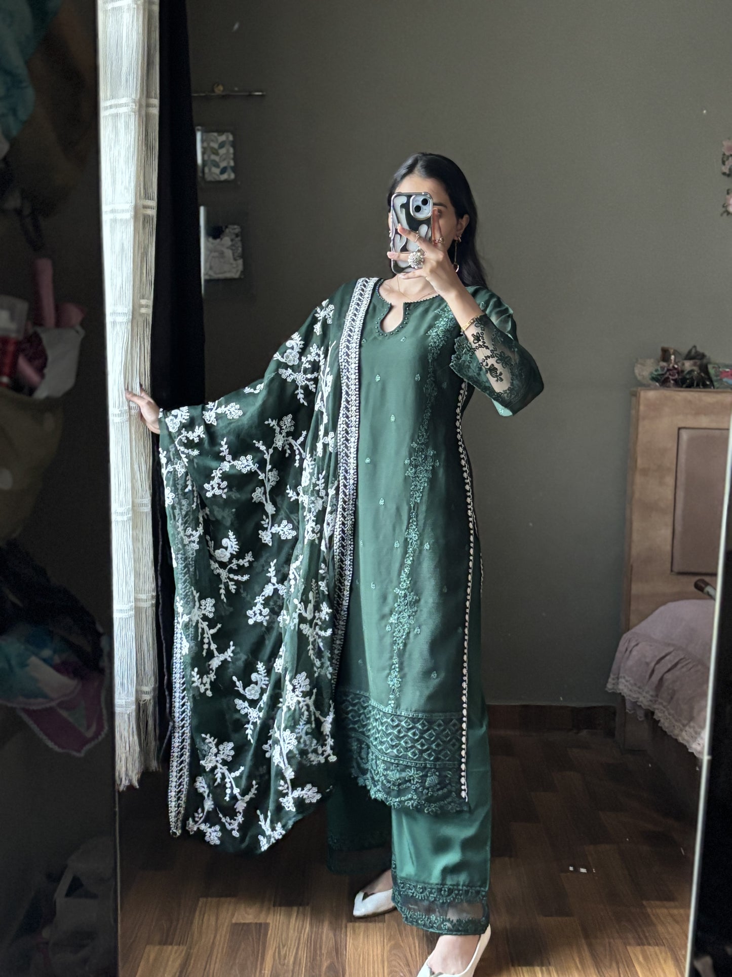 Noor Jaan – Conjunto de chiffon verde garrafa bordado