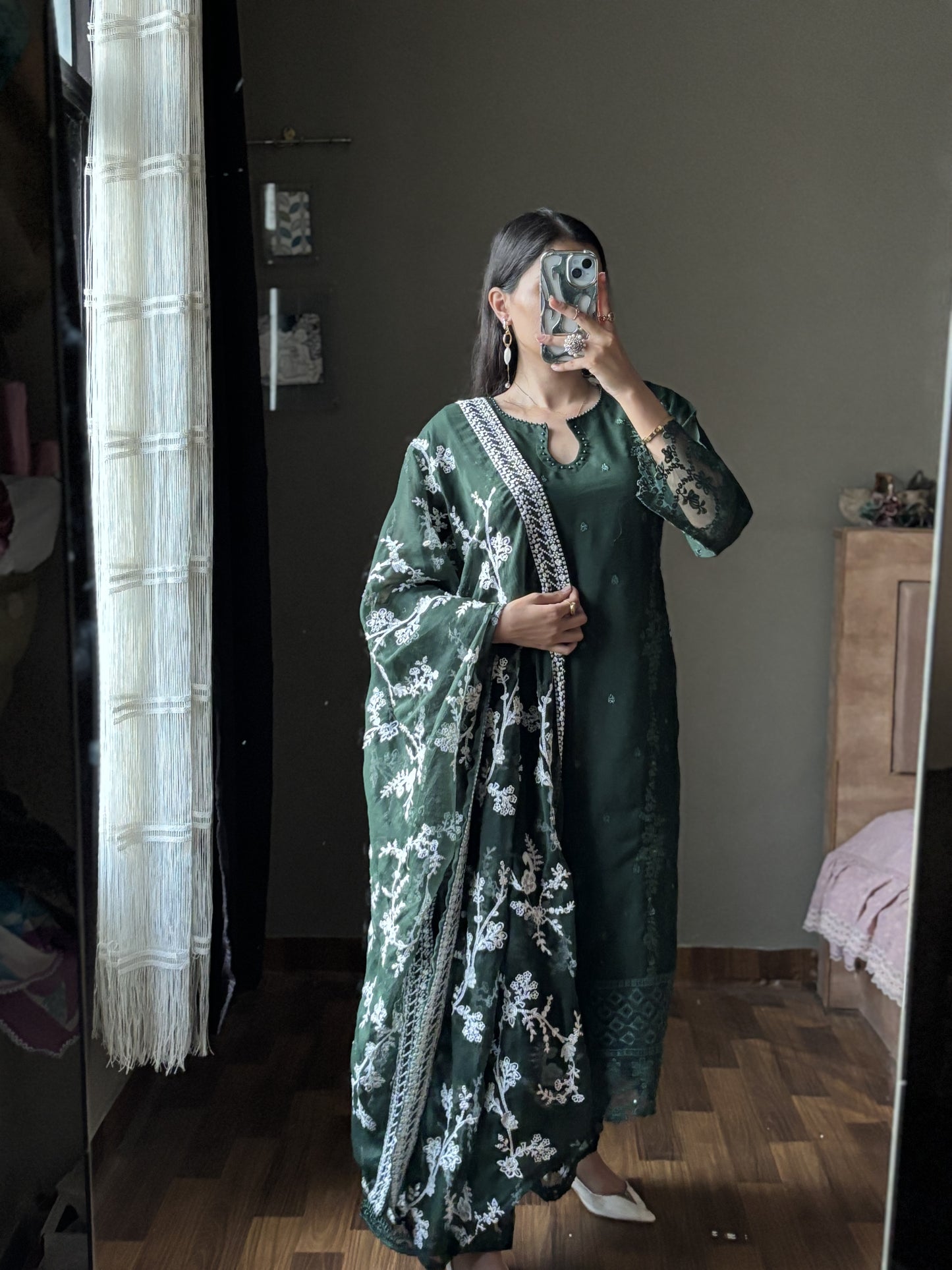 Noor Jaan – Conjunto de chiffon verde garrafa bordado