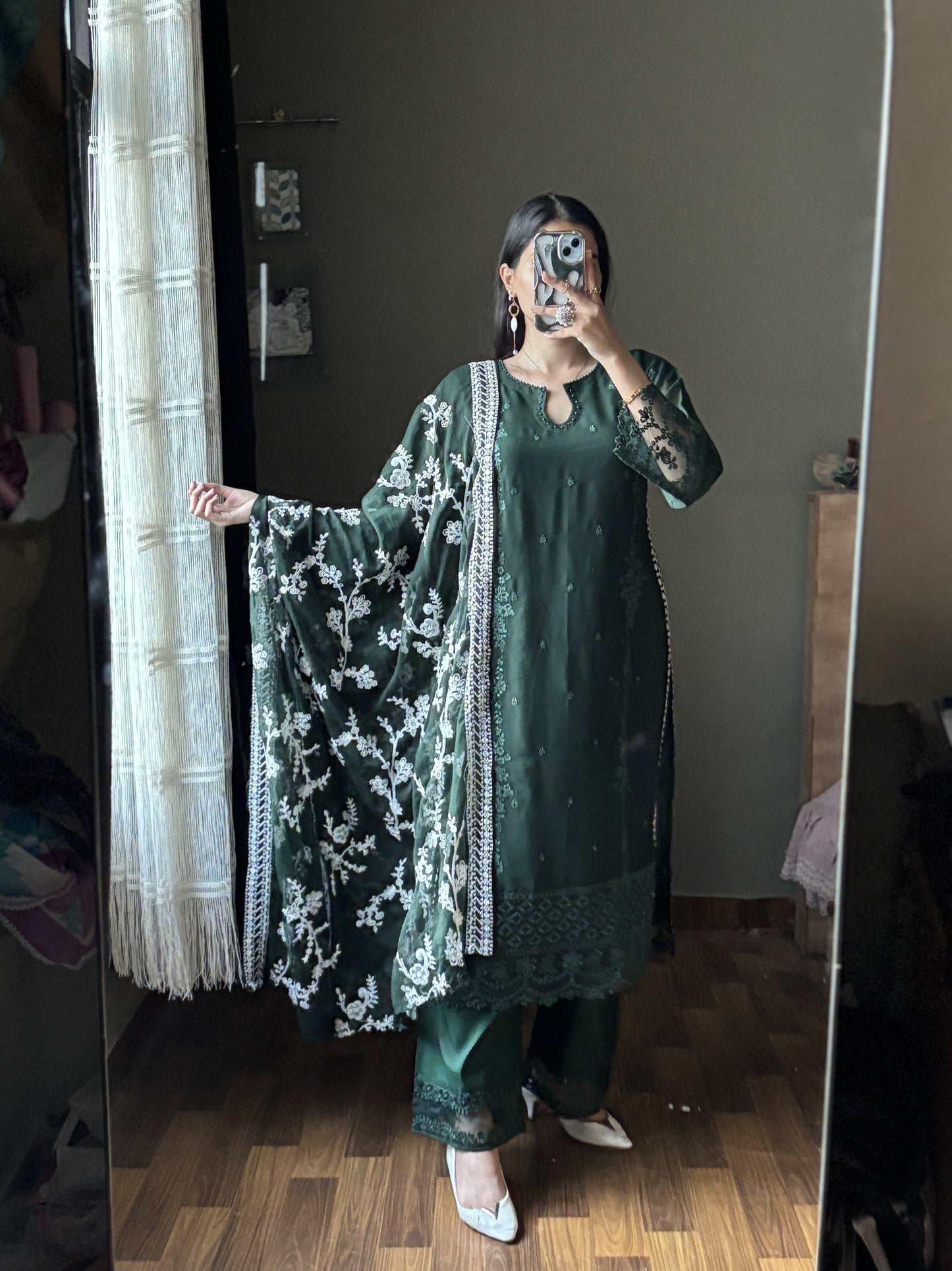 Noor Jaan – Conjunto de chiffon verde garrafa bordado
